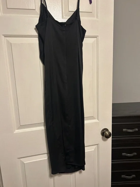 Elegant Black Midi Cowl Slip Dress - Picture 3 of 3